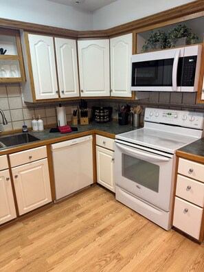 Réfrigérateur, four à micro-ondes, un four, surface de cuisson