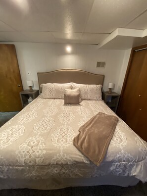 4 bedrooms, in-room safe, iron/ironing board, free WiFi