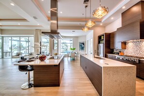 Fridge, microwave, oven, stovetop - Intervillas Florida - Villa Da Vinci (Cape Coral)