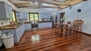 Refrigerador, horno, parrilla de estufa y cafetera y tetera