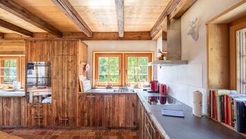 Chalet (3 Bedrooms) | Dapur peribadi | Peti sejuk/penyejuk beku saiz penuh, ketuhar, dapur