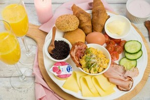 Se ofrece un desayuno a la carta (15 USD por persona)