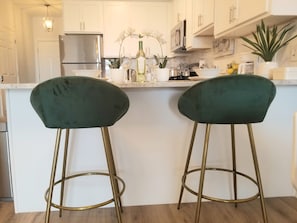 Réfrigérateur, four à micro-ondes, un four, surface de cuisson