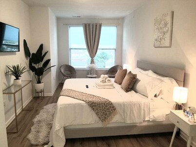 ★Spring Wonderland DEEP discount on COZY King Bed Near EWR AIRPORT & NYC★