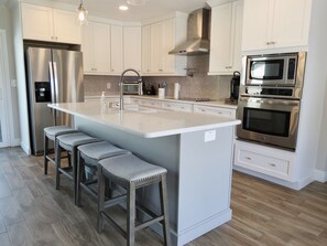 ثلاجة، ميكروويف، فرن، موقد طهي مسطح