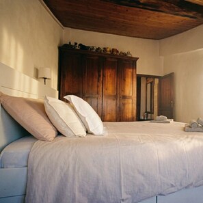 3 bedrooms, desk, iron/ironing board, travel cot - La Sbilenca, 6 guests - Calice Ligure, near Finale Ligure (Calice Ligure)
