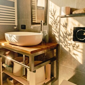 Shower, hair dryer, bidet, towels - La Sbilenca, 6 guests - Calice Ligure, near Finale Ligure (Calice Ligure)