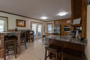 Fridge, microwave, oven, stovetop - The Reel Therapy Lakehouse (Jackson County)