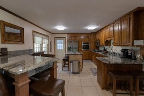 Fridge, microwave, oven, stovetop - The Reel Therapy Lakehouse (Jackson County)