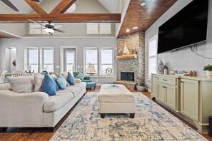 Smart TV, fireplace - Waterfront Beauty Family/Pet Friendly Palapa 11 mins to 3 Beaches, Near 7 Marinas (Freeport)