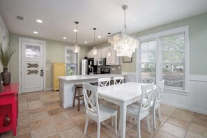 Dining - Mermaid Manor - with 6-seater Golf Cart! (Miramar Beach)