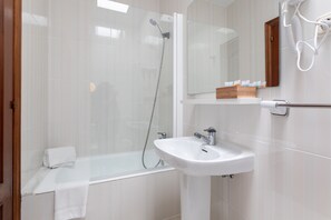 Badekar, gratis toiletartikler, hårtørrer, bidet