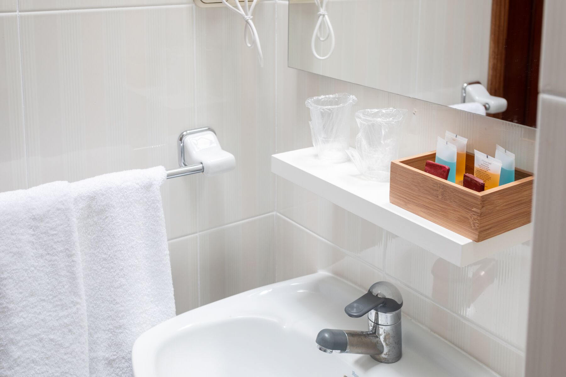 Een bad, gratis toiletartikelen, een haardroger, een bidet