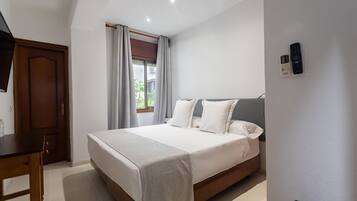 Down duvets, desk, free WiFi, bed sheets