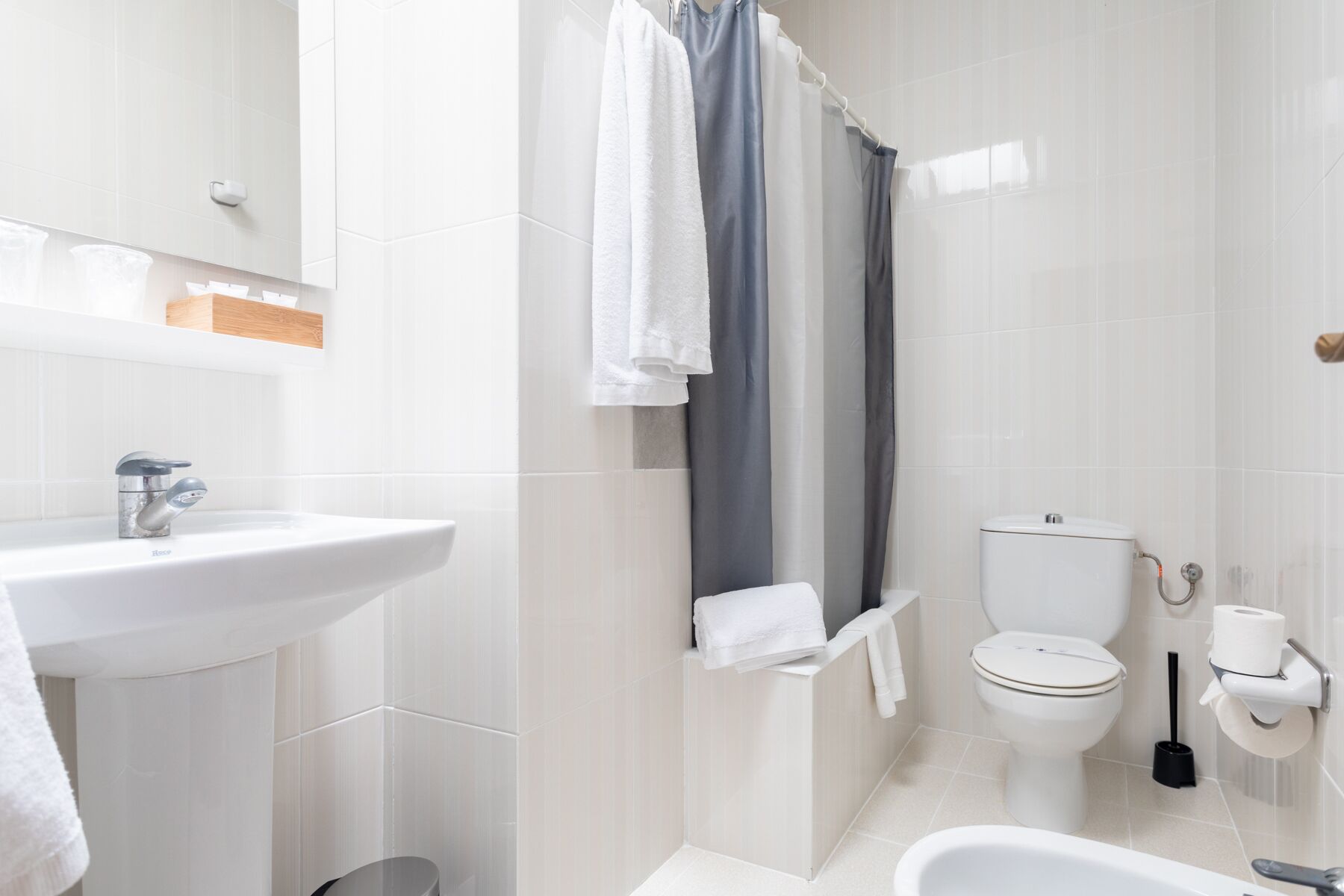 Standard-Doppelzimmer | Badezimmer | Badewanne, kostenlose Toilettenartikel, Haartrockner, Bidet