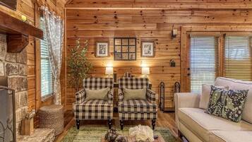 Televisión y chimenea