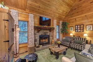 Een televisie en een open haard