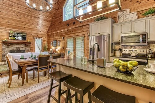 Luxurious Retreat | Hot tub, amazing deck, wifi