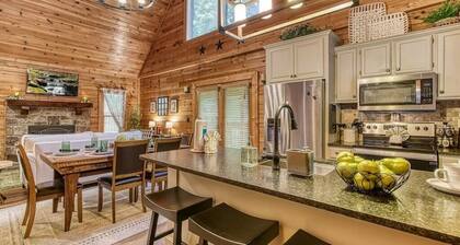 Luxurious Retreat | Hot tub, amazing deck, wifi