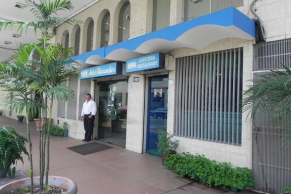 Vista frontal de la propiedad