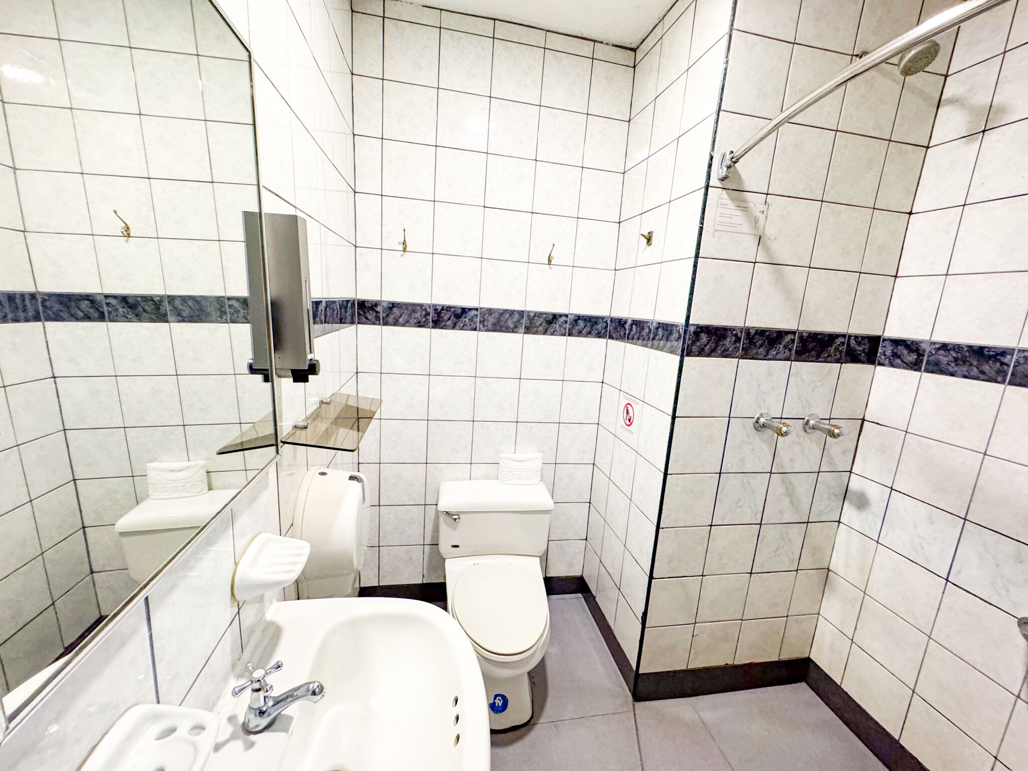 Habitación triple Confort | Baño | Regadera, amenidades de baño gratuitas, toallas 