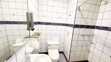 Comfort Triple Room | Bathroom