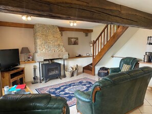 Smart-tv, een open haard, een dvd-speler en tafelvoetbal