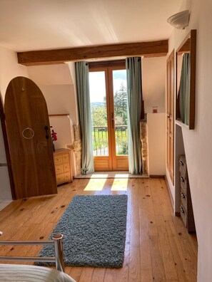 3 slaapkamers, een strijkplank/strijkijzer, reisbedje, gratis wifi