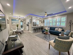 TV - 2BR/1BA Newly Renovated Condo - Walk to the Beach! (Fort Lauderdale)