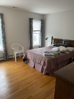 3 bedrooms, desk, iron/ironing board