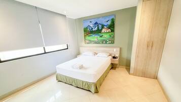 Une chambre à coucher moderne avec un grand lit, une table de chevet, une armoire en bois et un tableau représentant un paysage accroché au mur.