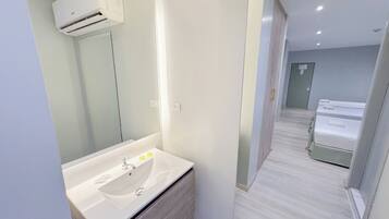 Regadera, bidet, toallas