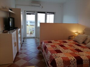 1 bedroom, iron/ironing board, travel crib, free WiFi - Beautiful studio apartment for two (Pag)