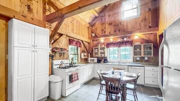 House (Hounds Nest) | Dapur peribadi | Dapur, pembakar roti, pengisar, rempah