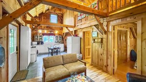 Rumah (Hounds Nest) | Ruang keluarga