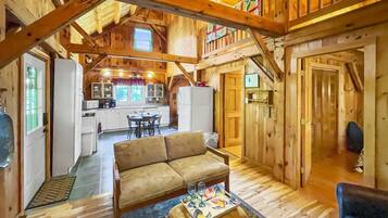 House (Hounds Nest) | Living room | Smart TV, Netflix, Hulu, streaming services
