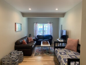 Smart TV - New Home, AC, Beach Passes, Hot Tub, EV Charger, Linens, & No Cleaning Fee! (South Kingstown)