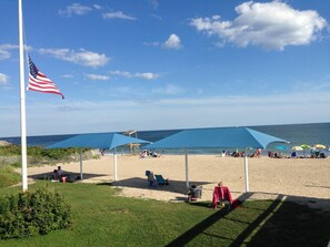 Beach nearby - New Home, AC, Beach Passes, Hot Tub, EV Charger, Linens, & No Cleaning Fee! (South Kingstown)