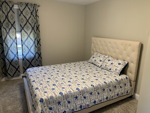 3 bedrooms, iron/ironing board, free WiFi, bed sheets - New Home, AC, Beach Passes, Hot Tub, EV Charger, Linens, & No Cleaning Fee! (South Kingstown)