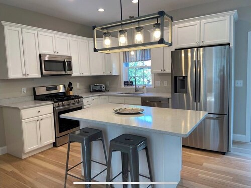 New Home, AC, Beach Passes, Hot Tub, EV Charger, Linens, & No Cleaning Fee!