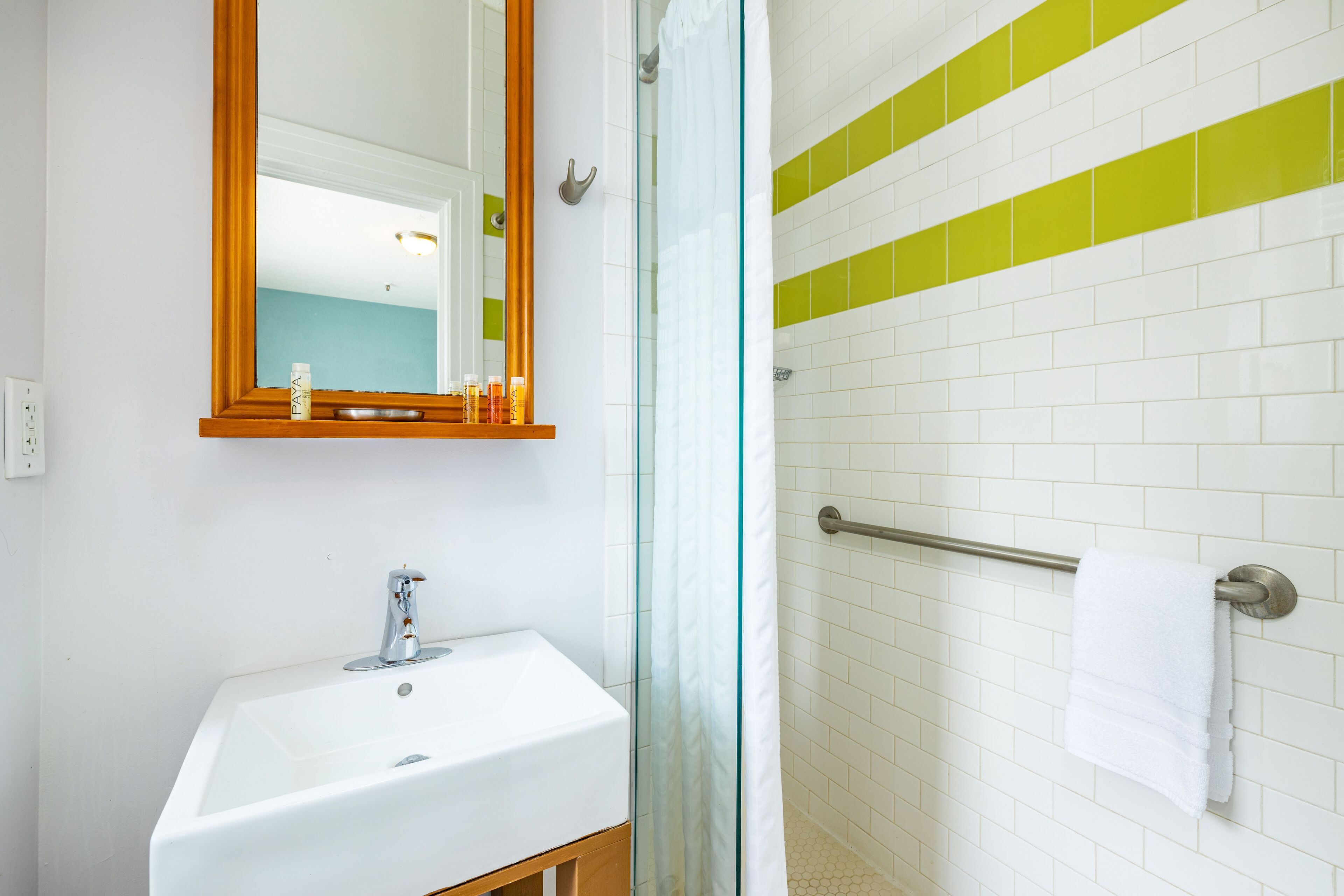 shower, hydromassage showerhead, towels