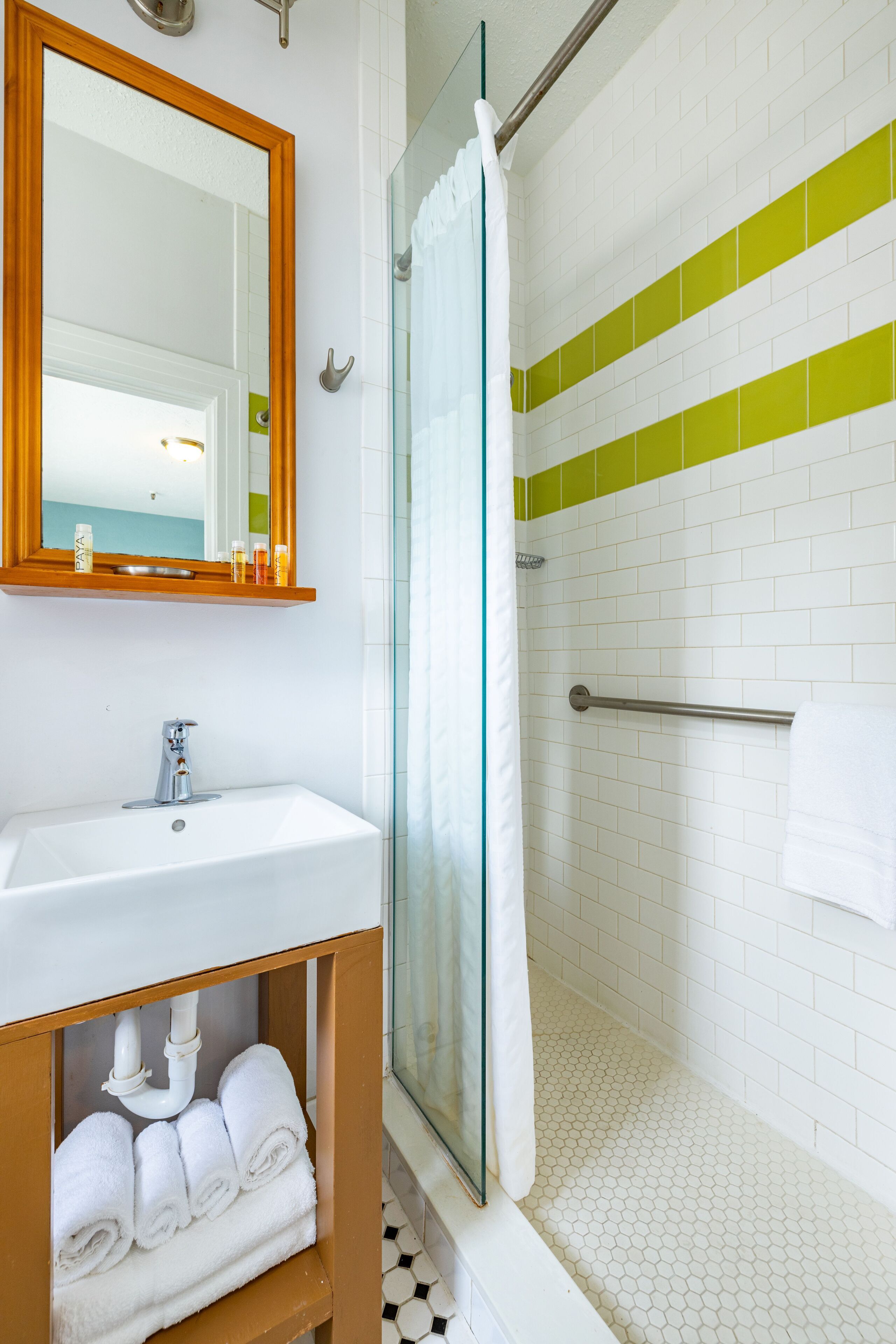 shower, hydromassage showerhead, towels