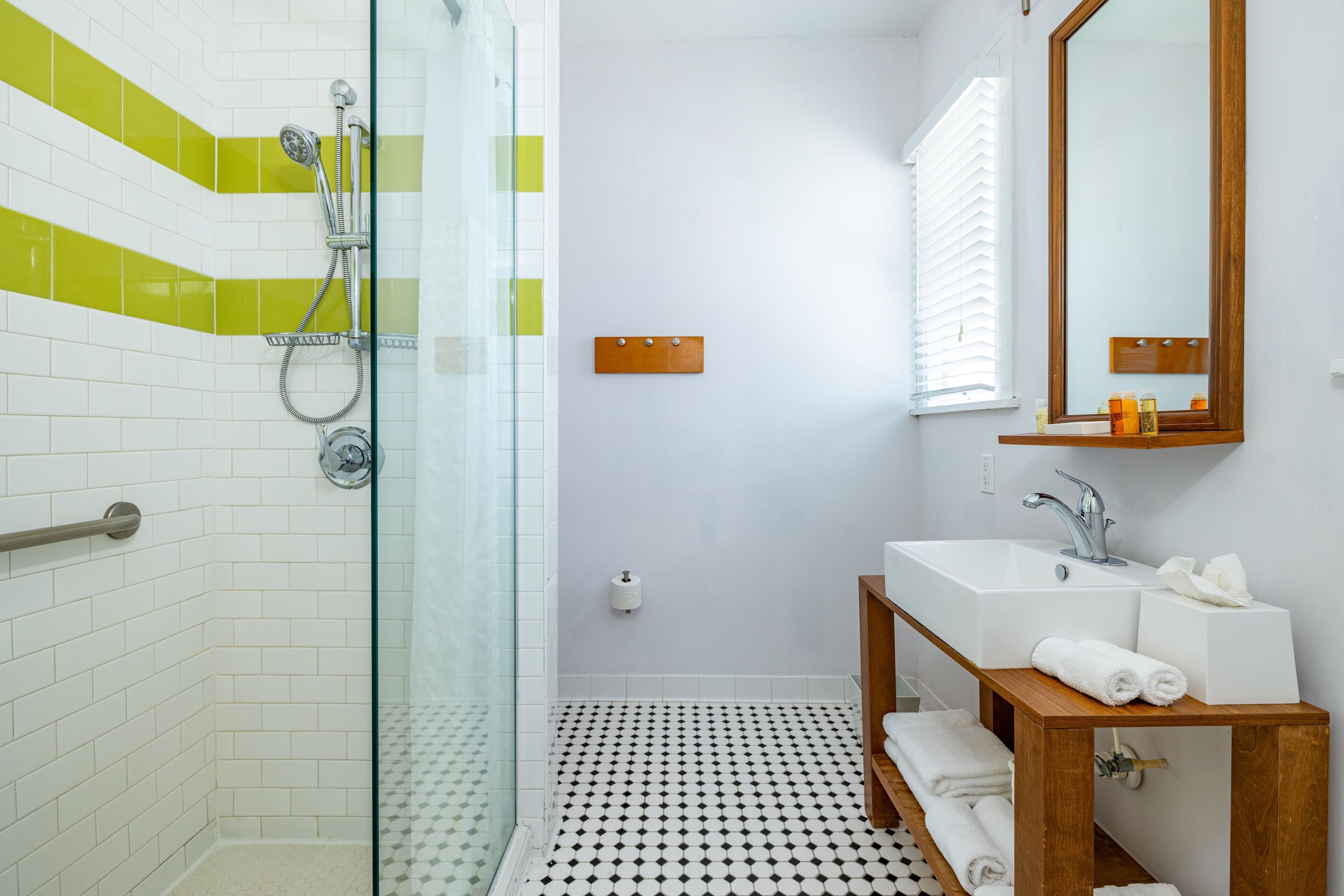 junior room | bathroom | shower, hydromassage showerhead, towels