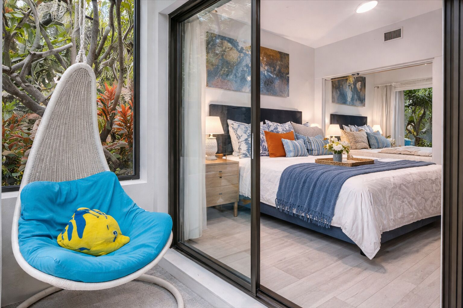 2 quartos, escrivaninha, ferros/tábuas de passar roupa, berço de viagem