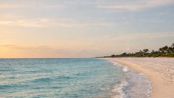 Beach nearby, sun loungers, beach towels