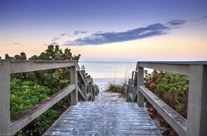 Beach nearby, sun loungers, beach towels - Beach4mi/World Tennis Club/Pickleball/Htd Pools/Hot Tub/Sauna.
1st floor condo. (Naples)