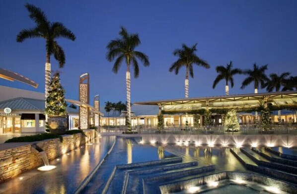 Outdoor pool, a heated pool - Beach4mi/World Tennis Club/Pickleball/Htd Pools/Hot Tub/Sauna.
1st floor condo. (Naples)