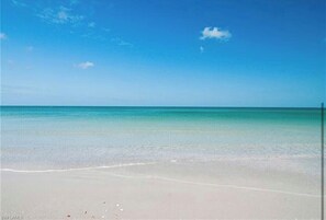 Plage à proximité, chaises longues, serviettes de plage