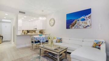 Smart-tv, boeken en een computerscherm