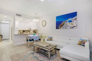 Smart TV, books, computer monitors - Beach4mi/World Tennis Club/Pickleball/Htd Pools/Hot Tub/Sauna.
1st floor condo. (Naples)